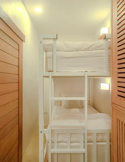 四人混合宿舍床位 — Hi Sea Hostel - Boutique Style in Center, 15 min Walk from Pier